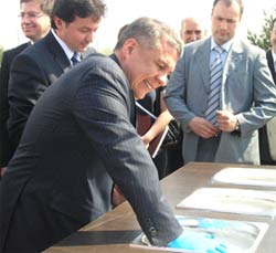 Президент Татарстана Рустам Минниханов на закладке первого камня заводов в ОАЭ Алабуга